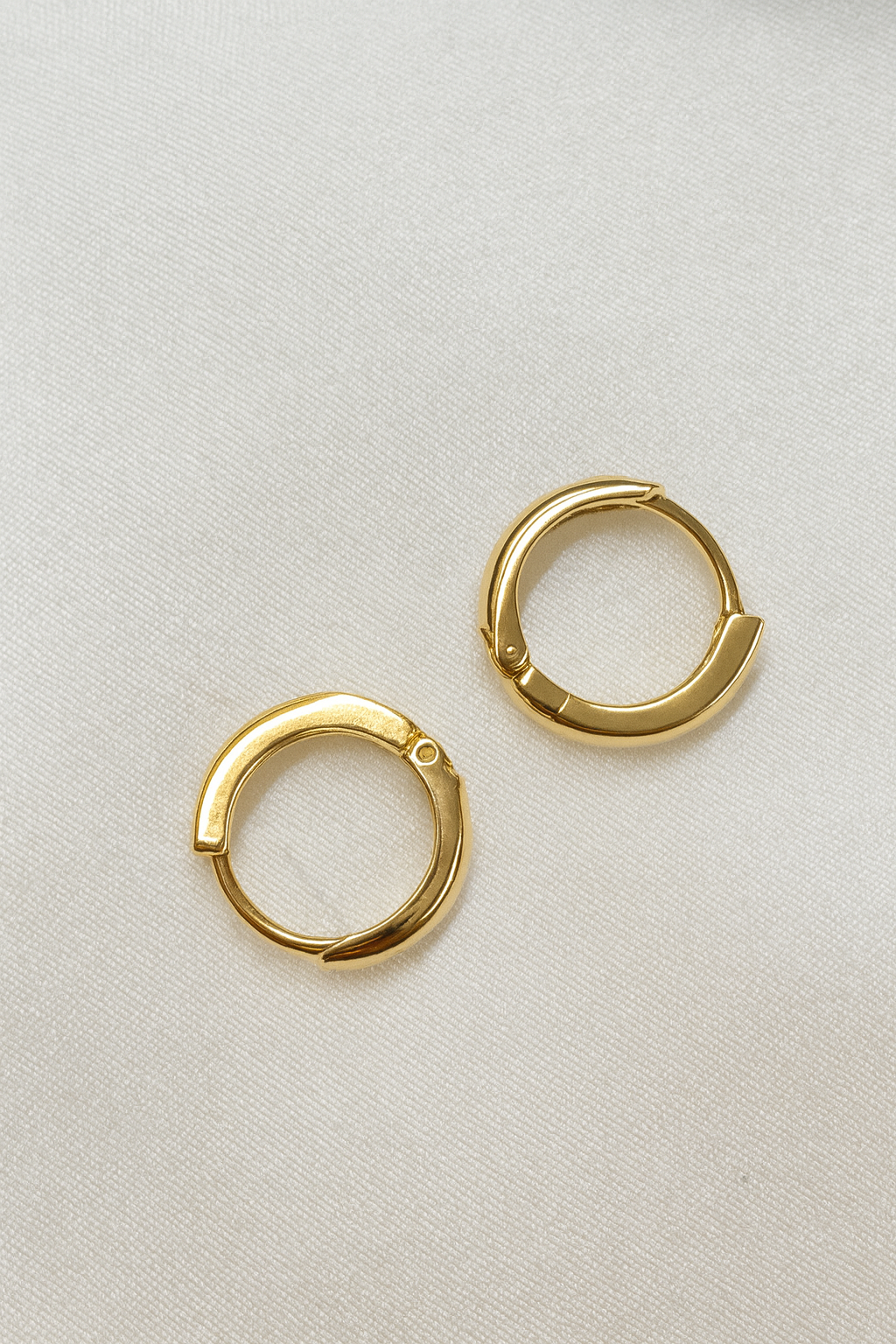 Aretes Aro Dorado con Detalle de Brillo