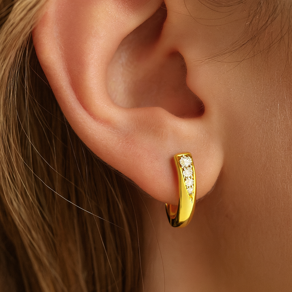 Aretes Aro Dorado con Detalle de Brillo