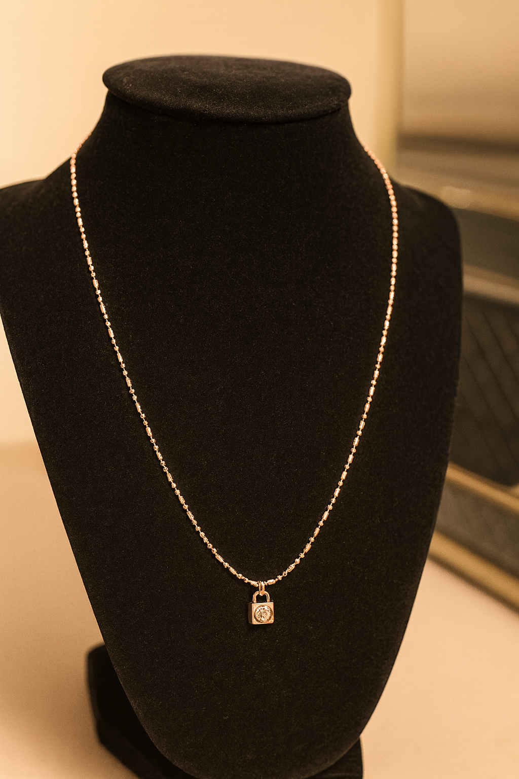 Cadena Elegancia Dorada con Dije Minimalista