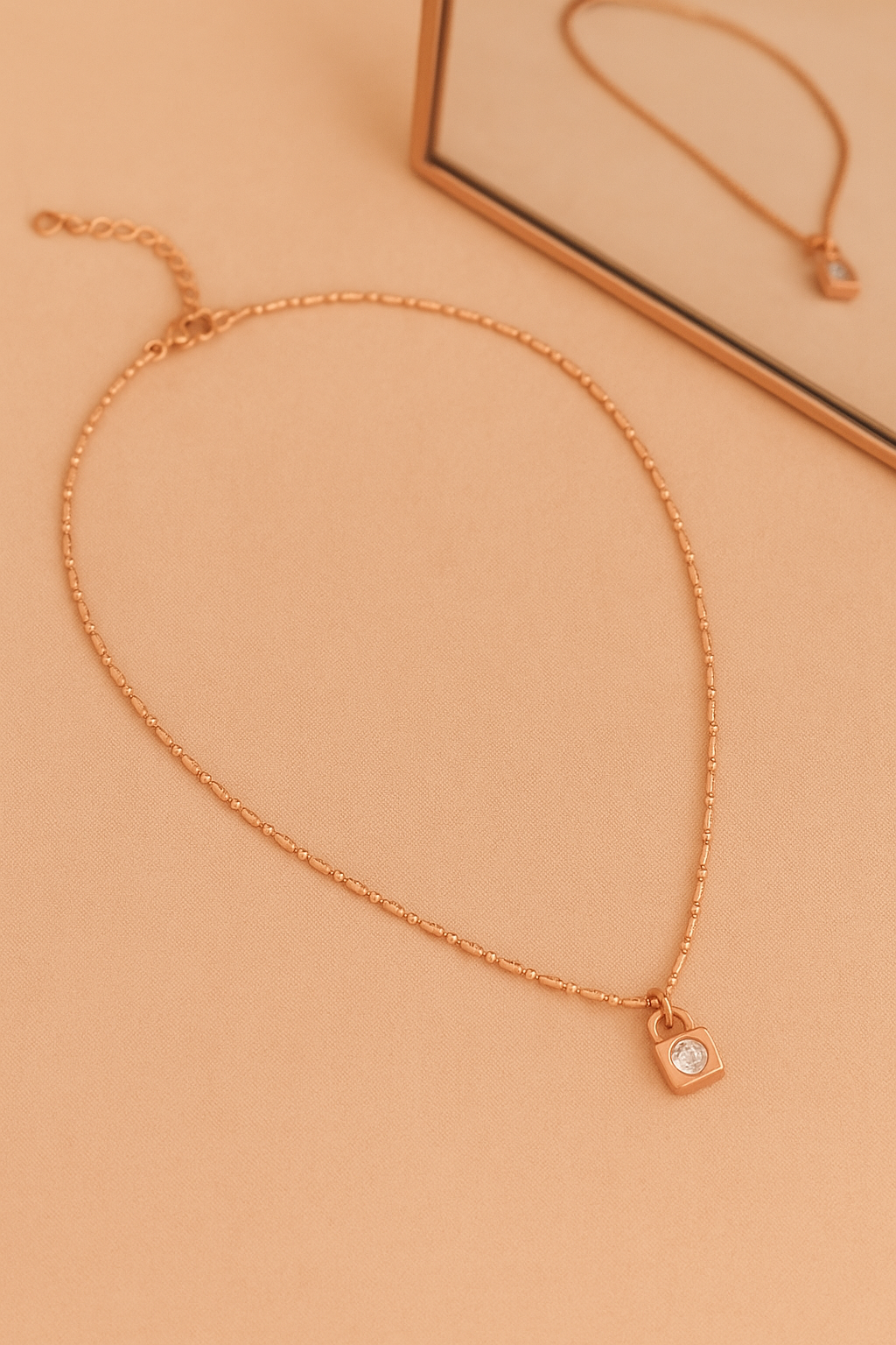 Cadena Elegancia Dorada con Dije Minimalista