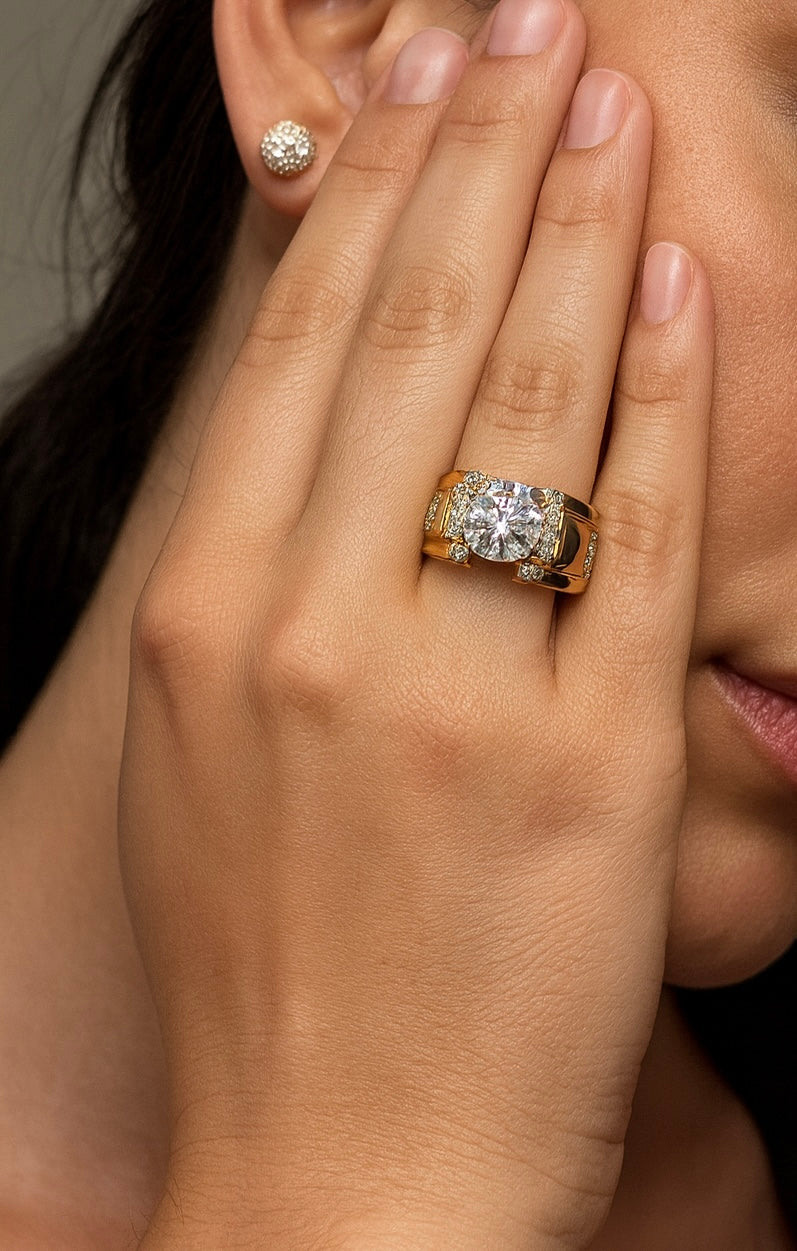Anillo de Lujo con Zirconia Central y Detalles Esmaltados