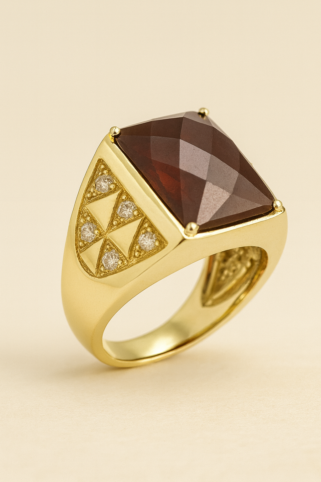 Anillo Imperial con Cuarzo Ahumado y Detalles Geométricos