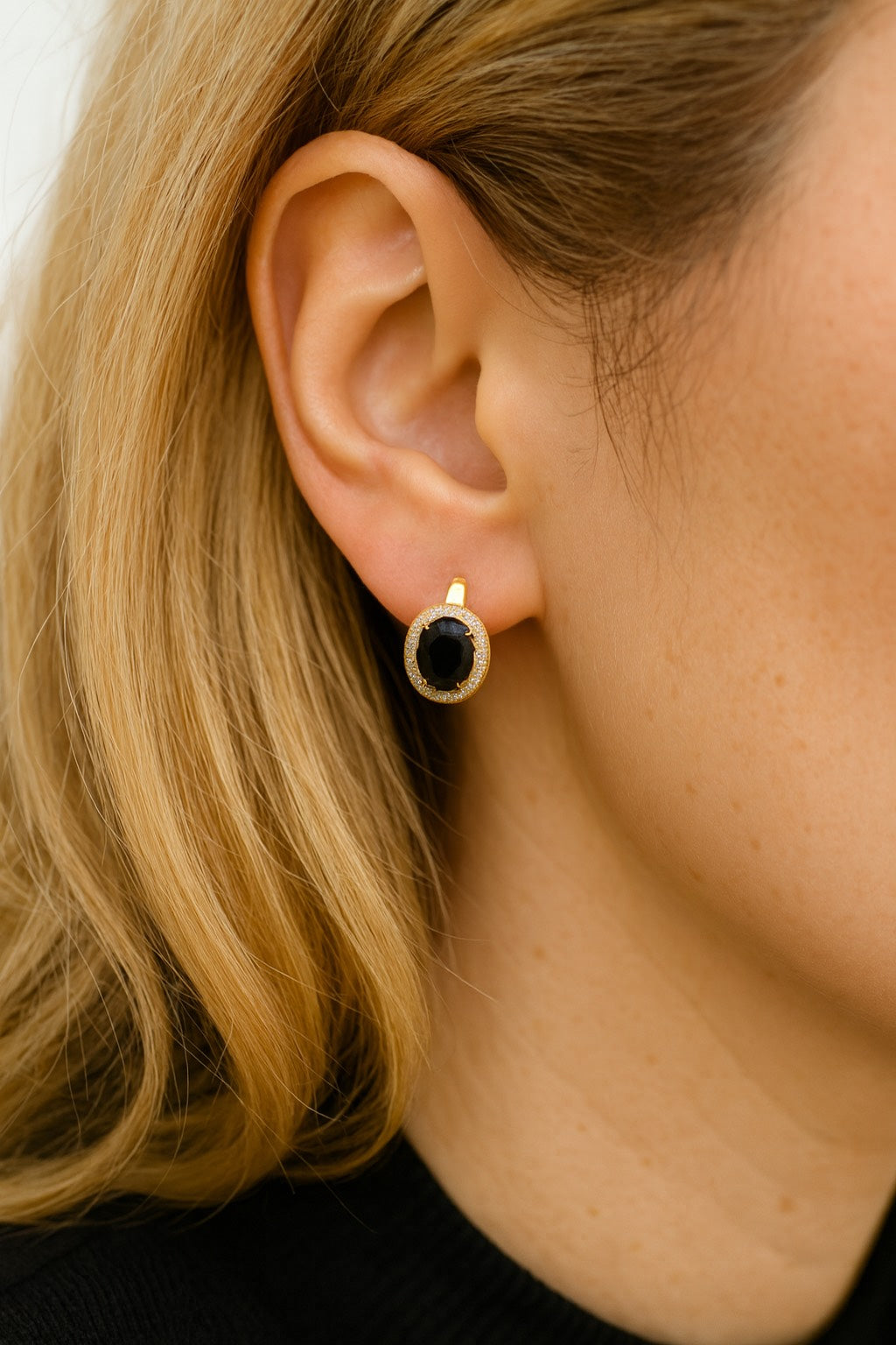 Aretes Ovalados con Piedra Negra