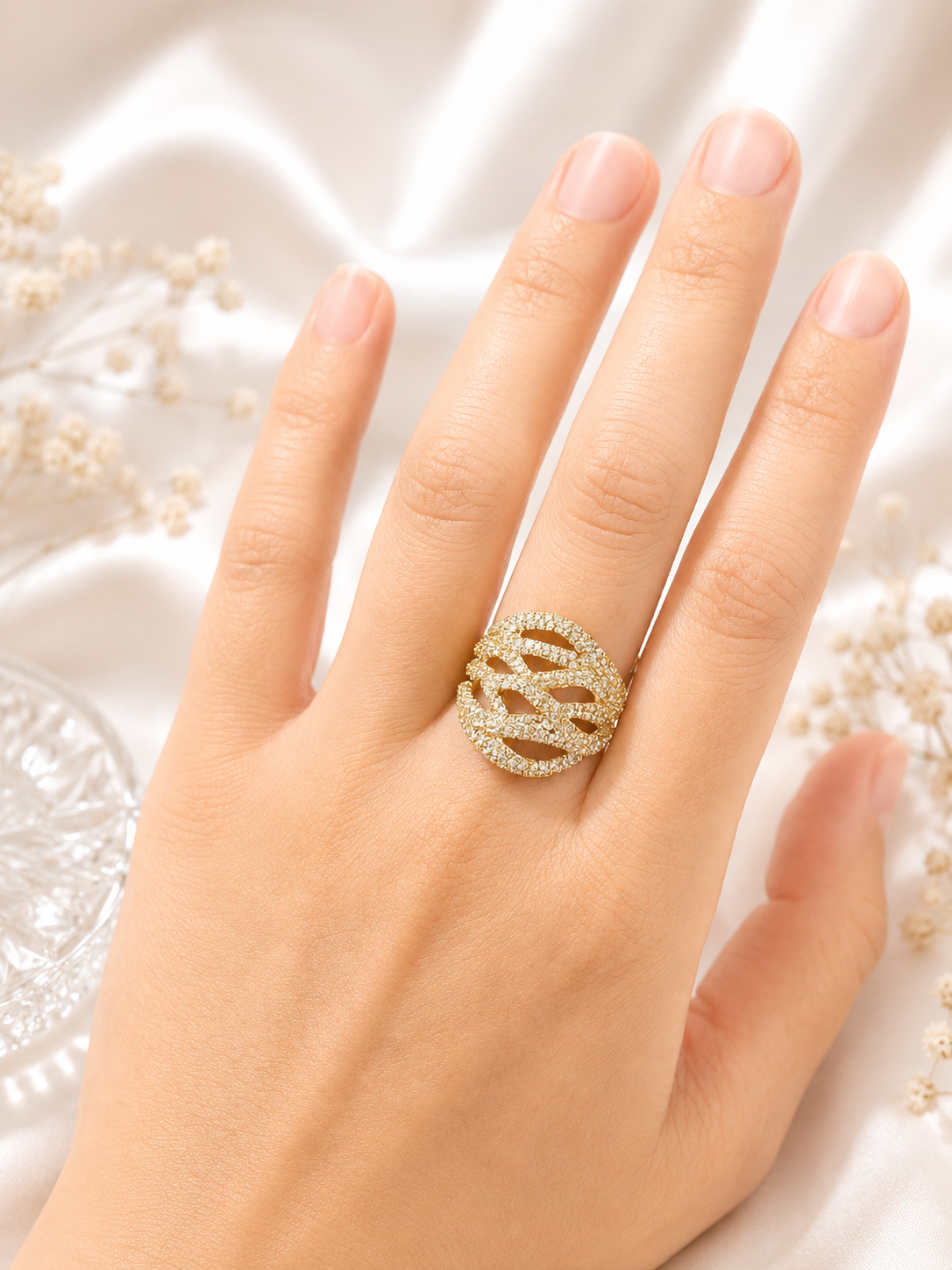 Anillo Semi Redondo de Lujo con Brillantes Zirconias