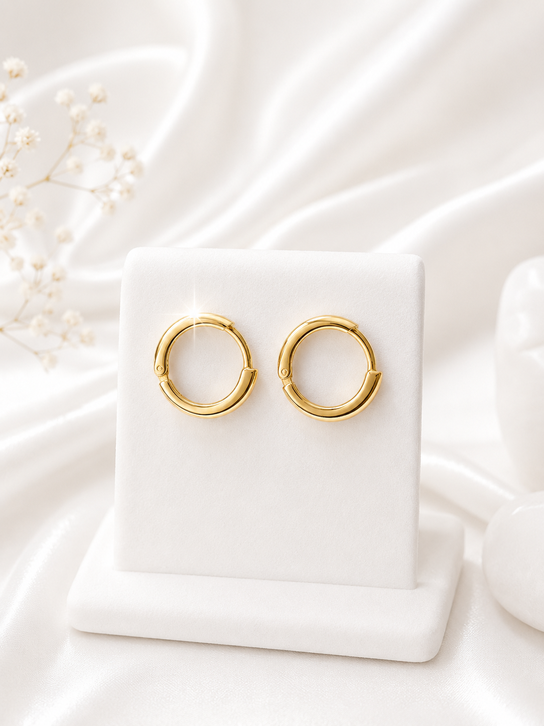 Aretes Aro Dorado con Detalle de Brillo