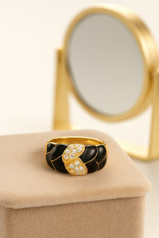 Anillo con Detalle Esmaltado Negro y Zirconias