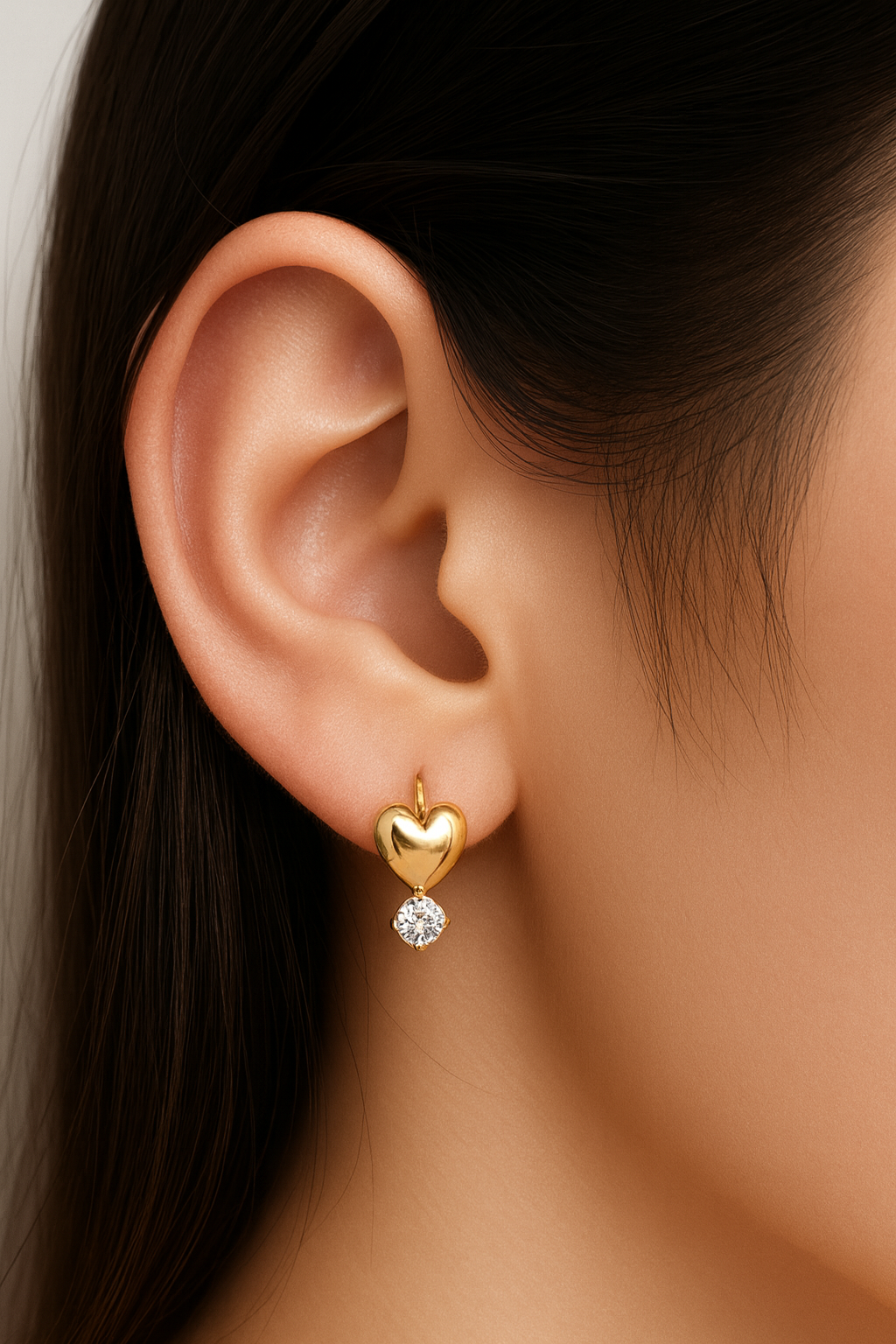 Aretes Corazón Dorado con Brillo