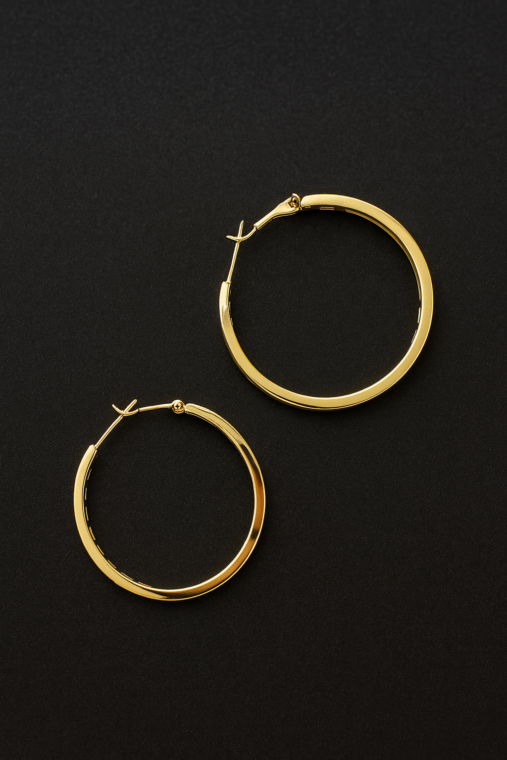 Aretes de Argolla Elegancia Dorada y Circonias Rectangulares.