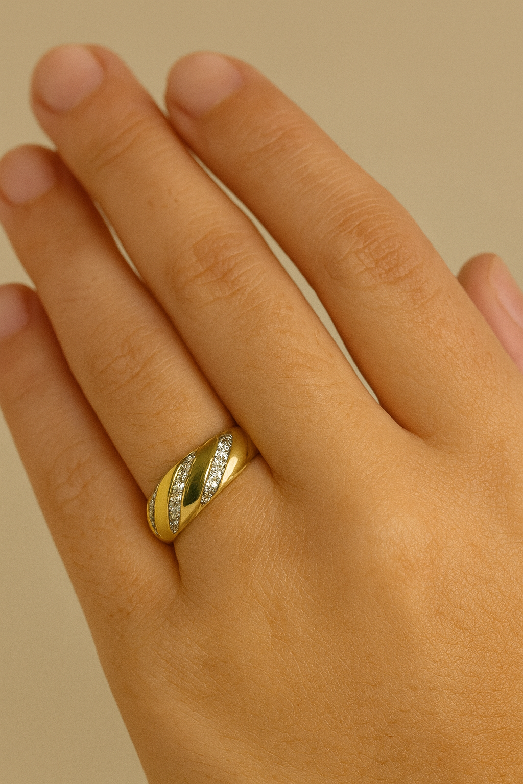 Anillo Clásico Brillo entre Hilos
