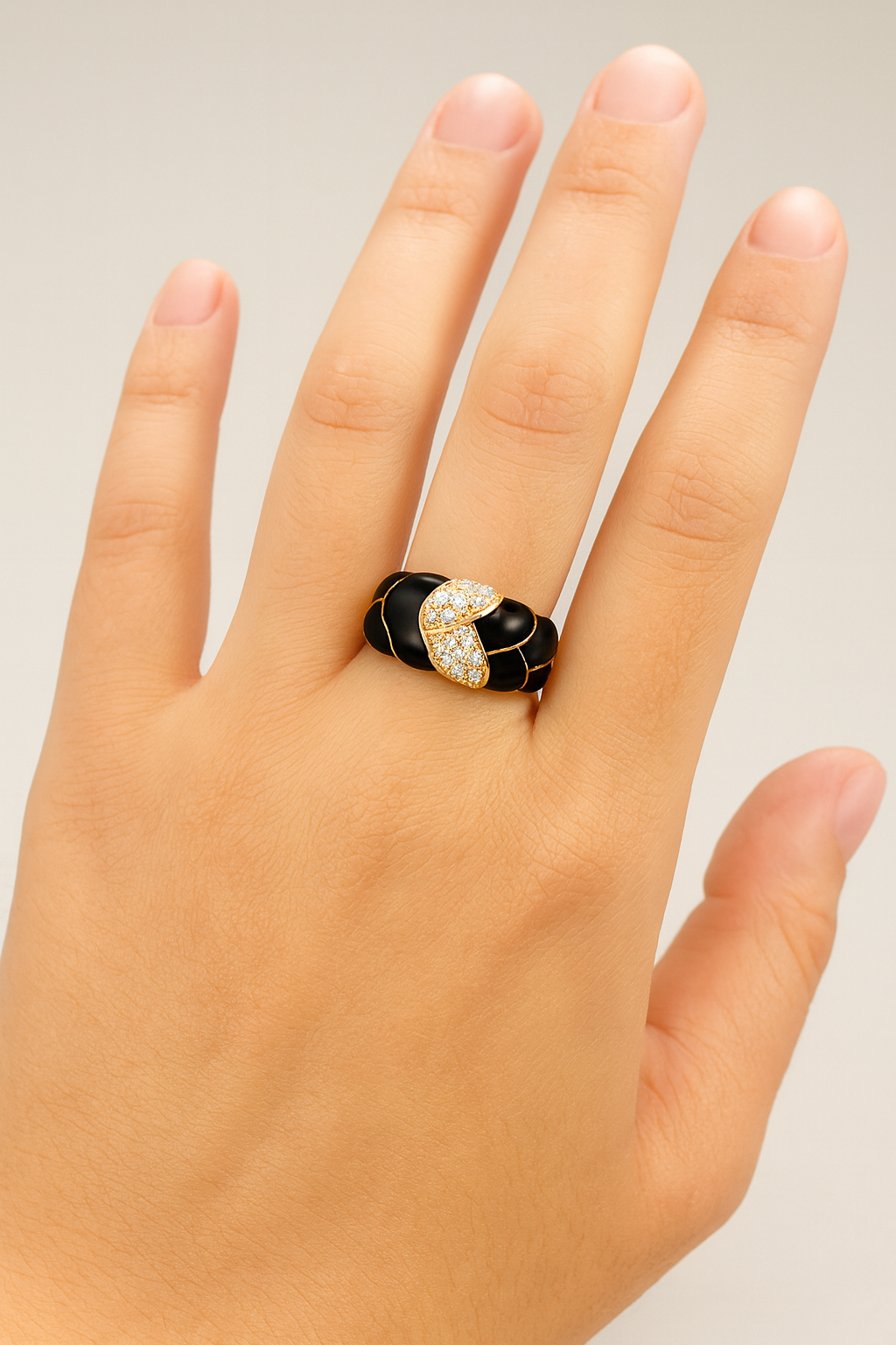 Anillo con Detalle Esmaltado Negro y Zirconias