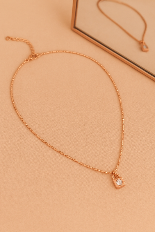 Cadena Elegancia Dorada con Dije Minimalista