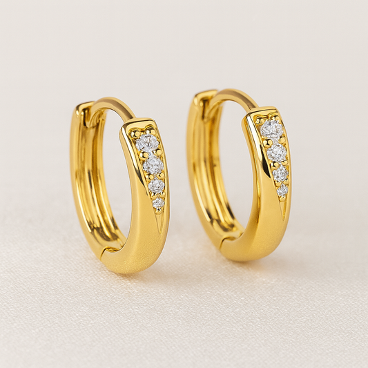 Aretes Aro Dorado con Detalle de Brillo