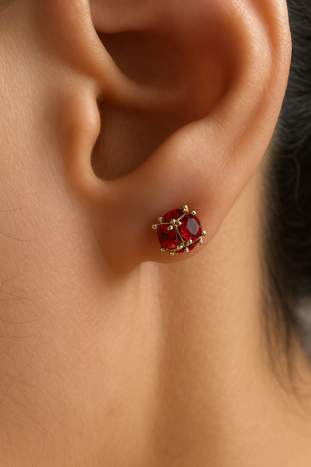 Aretes Clásicos con Piedra Rubí
