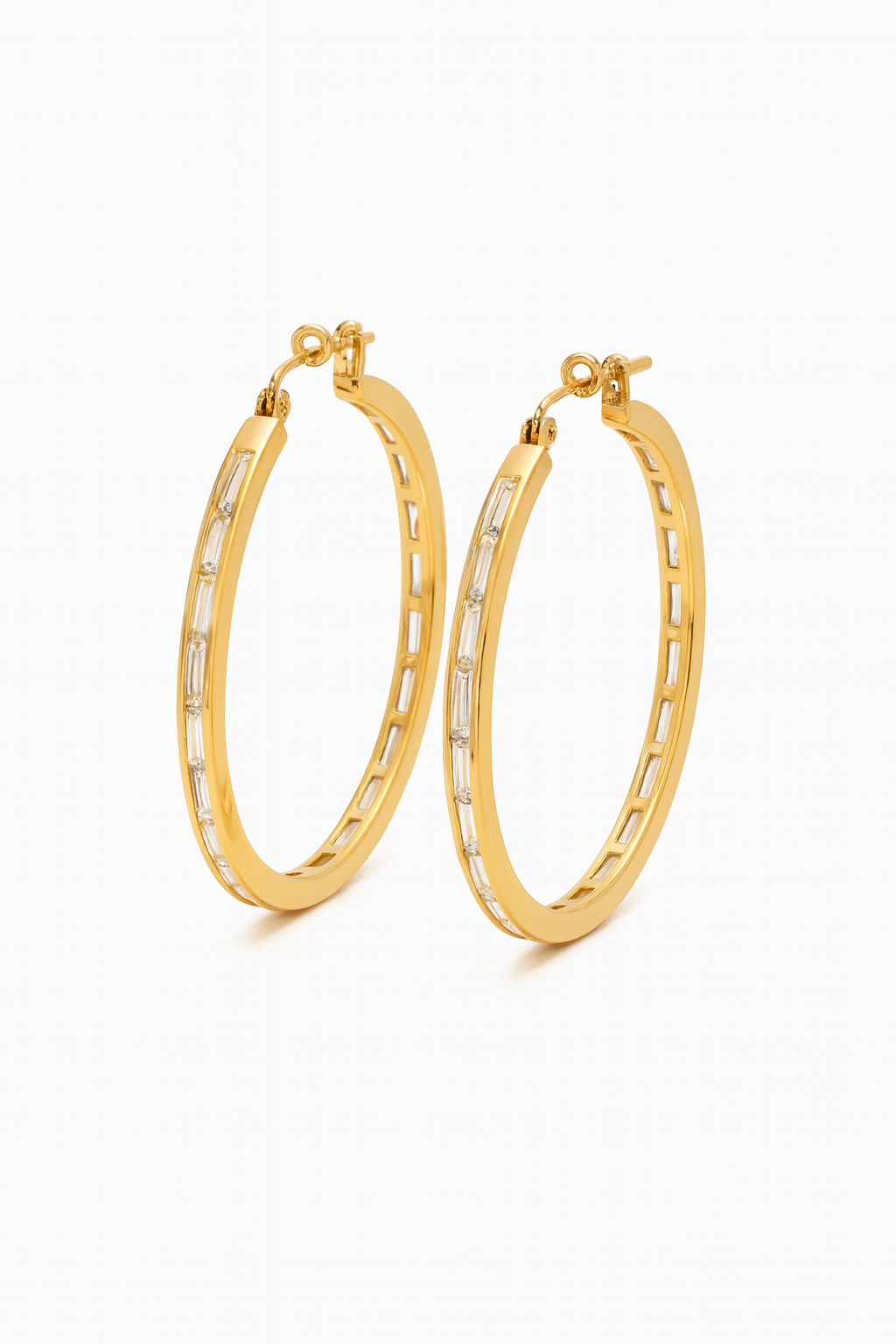 Aretes de Argolla Elegancia Dorada y Circonias Rectangulares.