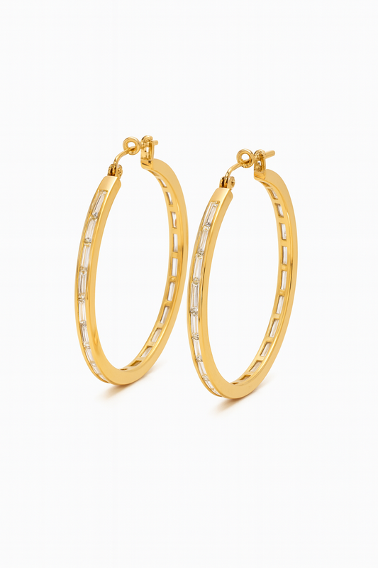 Aretes de Argolla Elegancia Dorada y Circonias Rectangulares.
