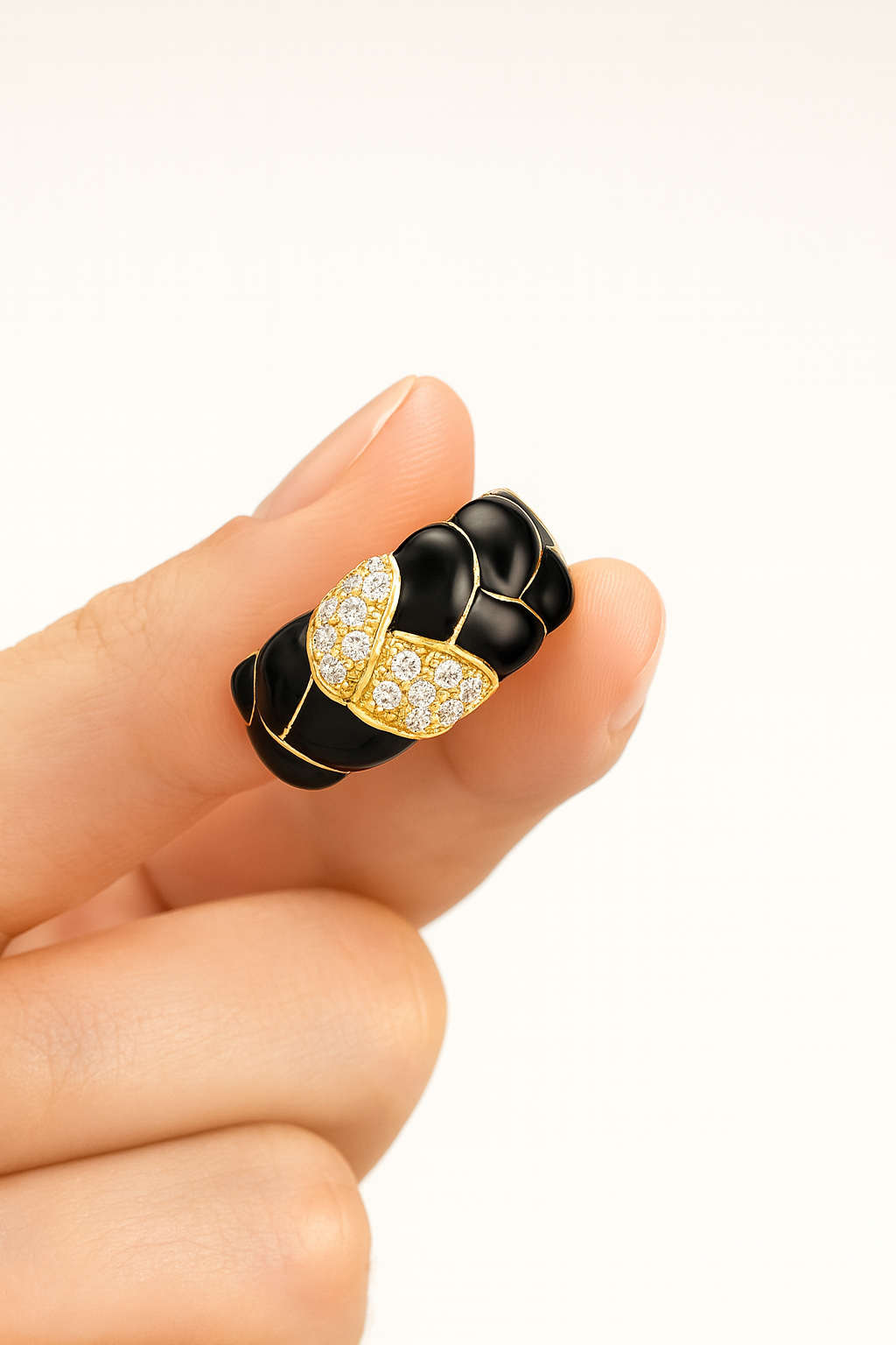 Anillo con Detalle Esmaltado Negro y Zirconias