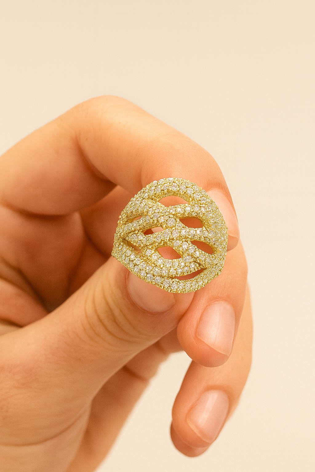 Anillo Semi Redondo de Lujo con Brillantes Zirconias