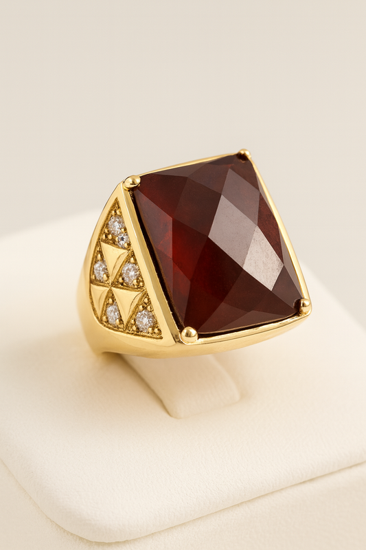 Anillo Imperial con Cuarzo Ahumado y Detalles Geométricos