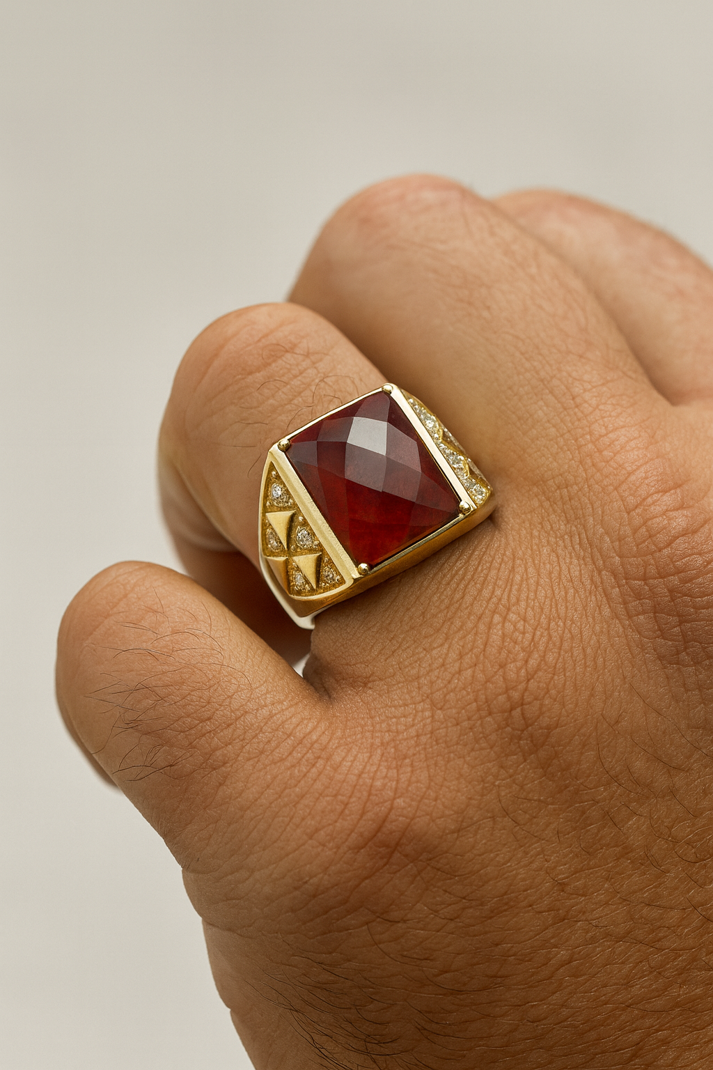Anillo Imperial con Cuarzo Ahumado y Detalles Geométricos