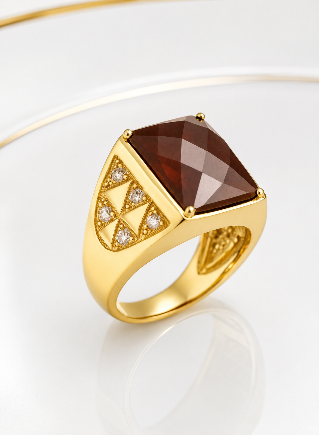 Anillo Imperial con Cuarzo Ahumado y Detalles Geométricos