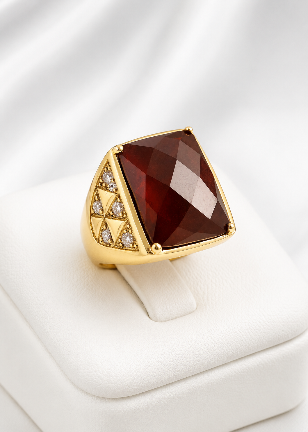 Anillo Imperial con Cuarzo Ahumado y Detalles Geométricos