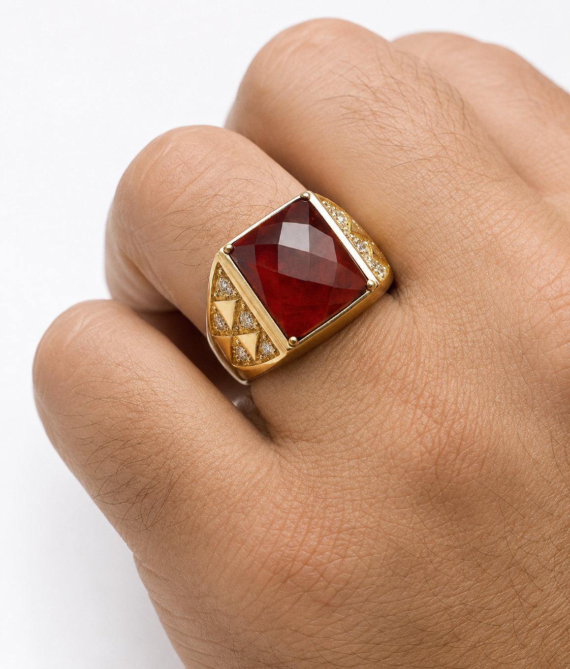 Anillo Imperial con Cuarzo Ahumado y Detalles Geométricos