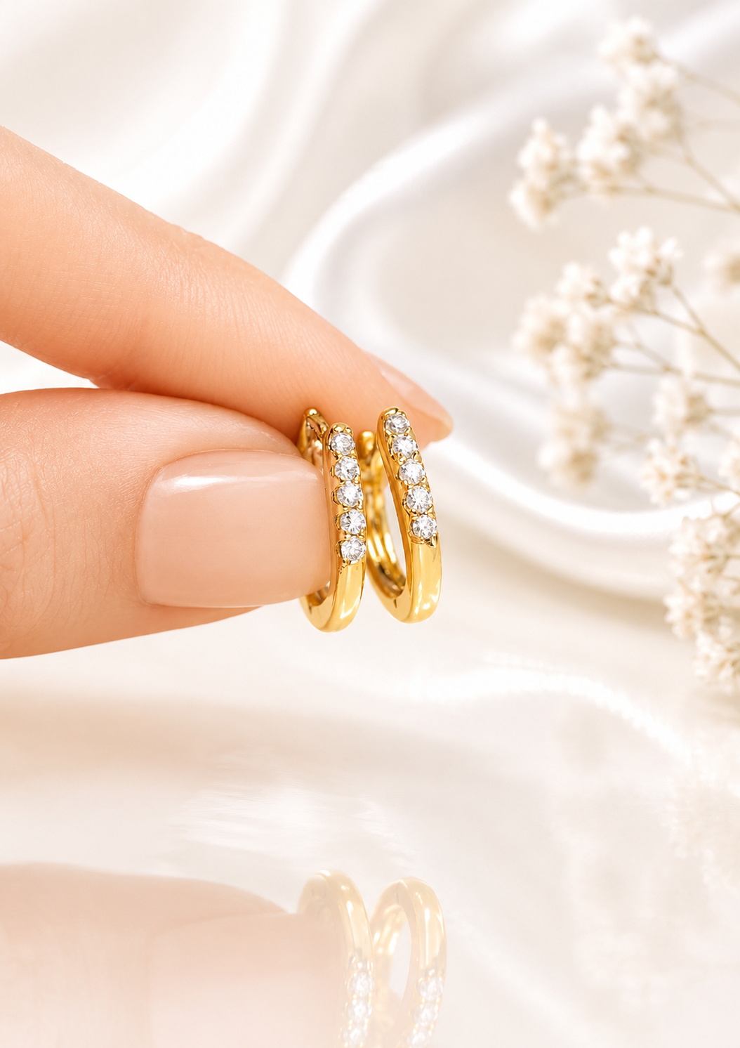 Aretes Semi-Aro de Elegancia Dorada