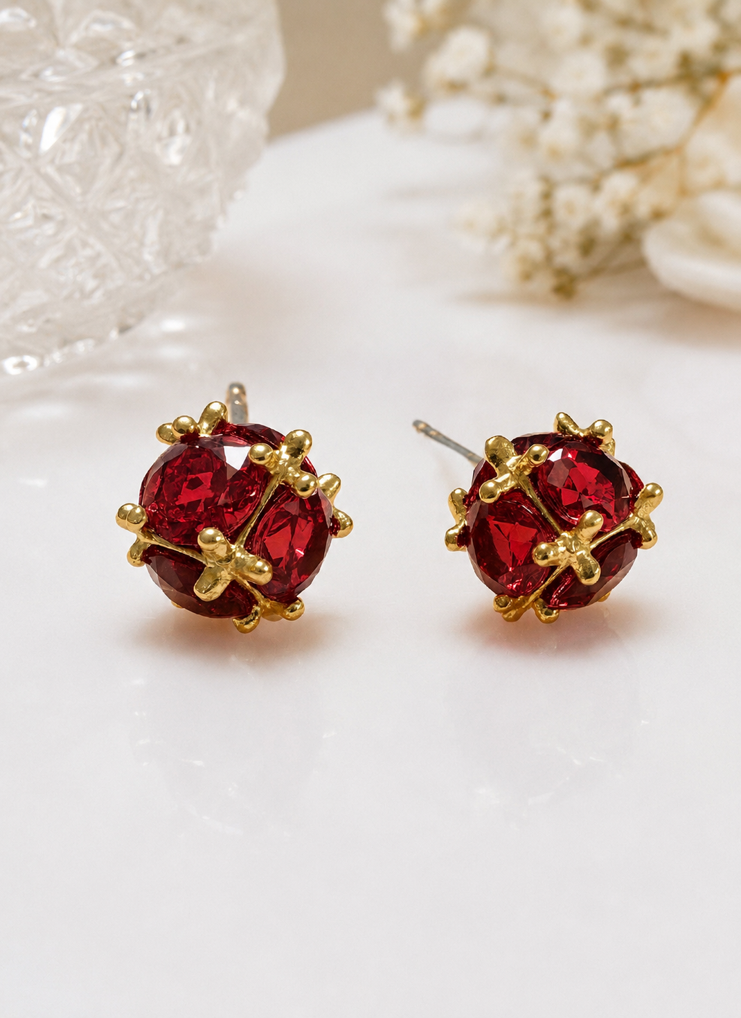 Aretes Clásicos con Piedra Rubí