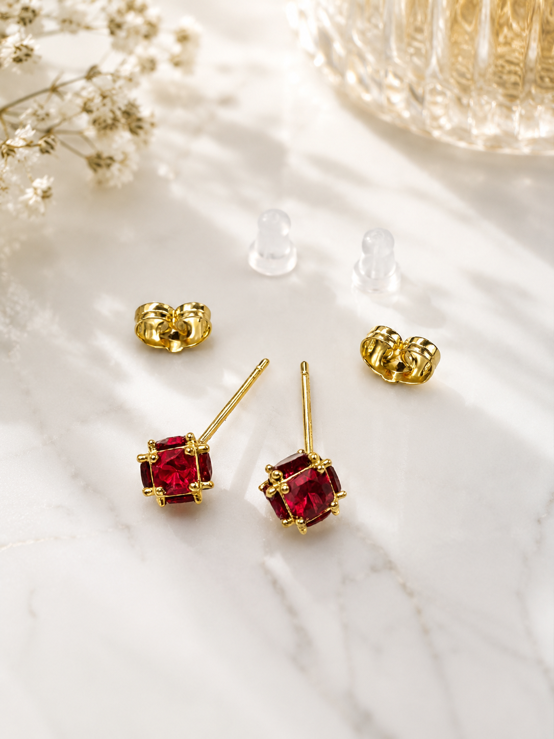 Aretes Clásicos con Piedra Rubí