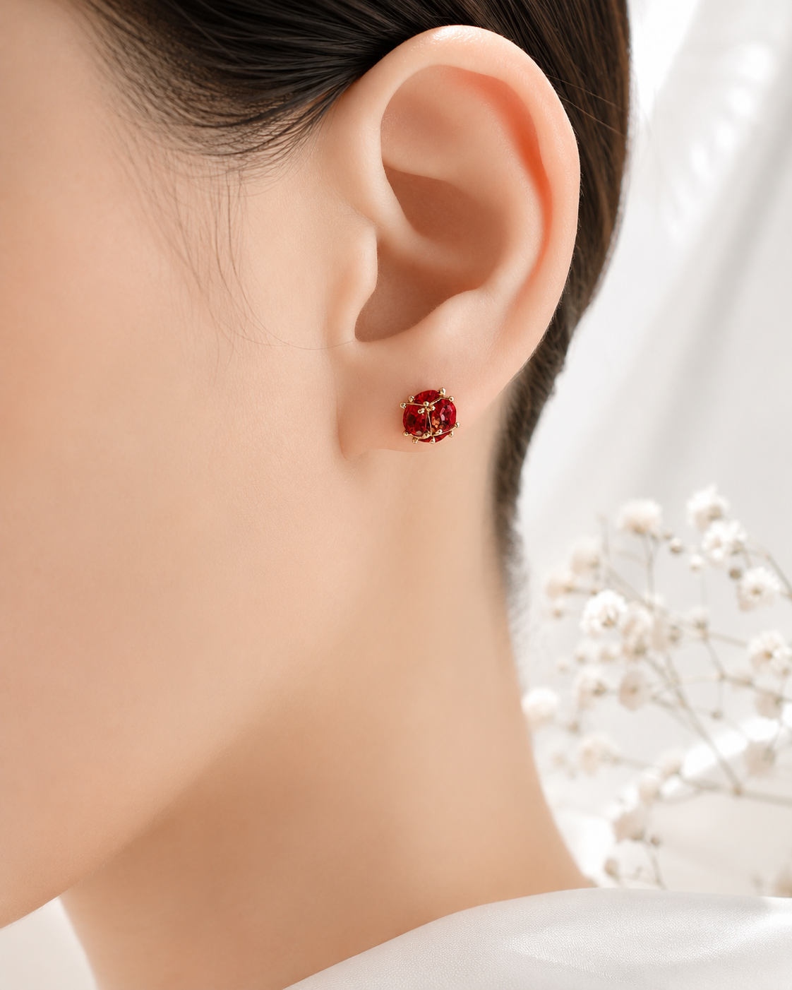 Aretes Clásicos con Piedra Rubí