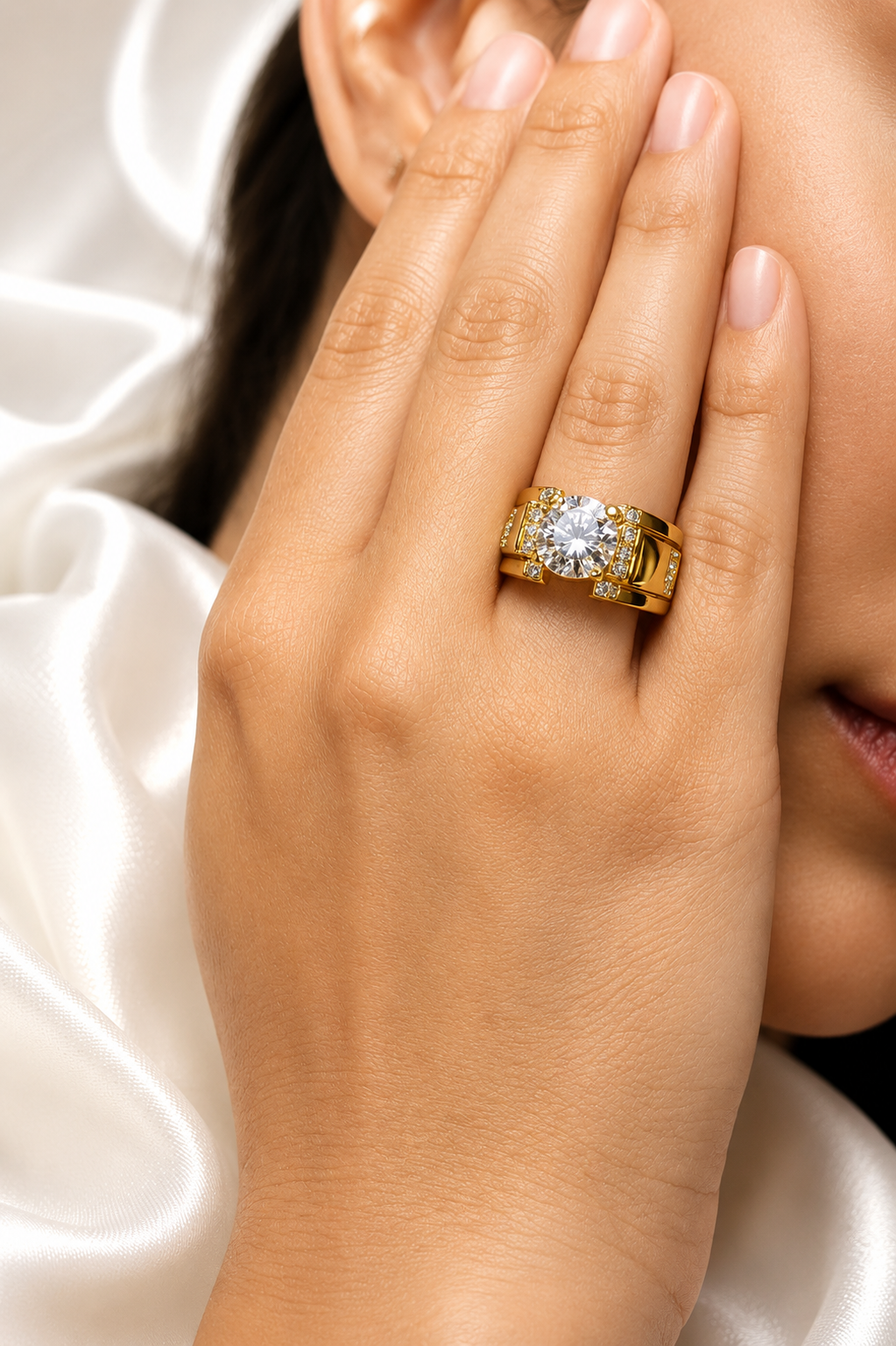 Anillo de Lujo con Zirconia Central y Detalles Esmaltados
