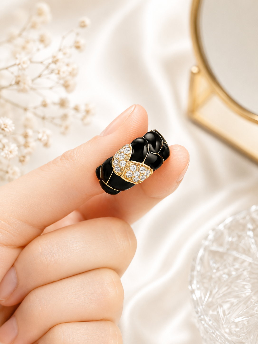 Anillo con Detalle Esmaltado Negro y Zirconias