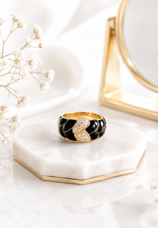 Anillo con Detalle Esmaltado Negro y Zirconias