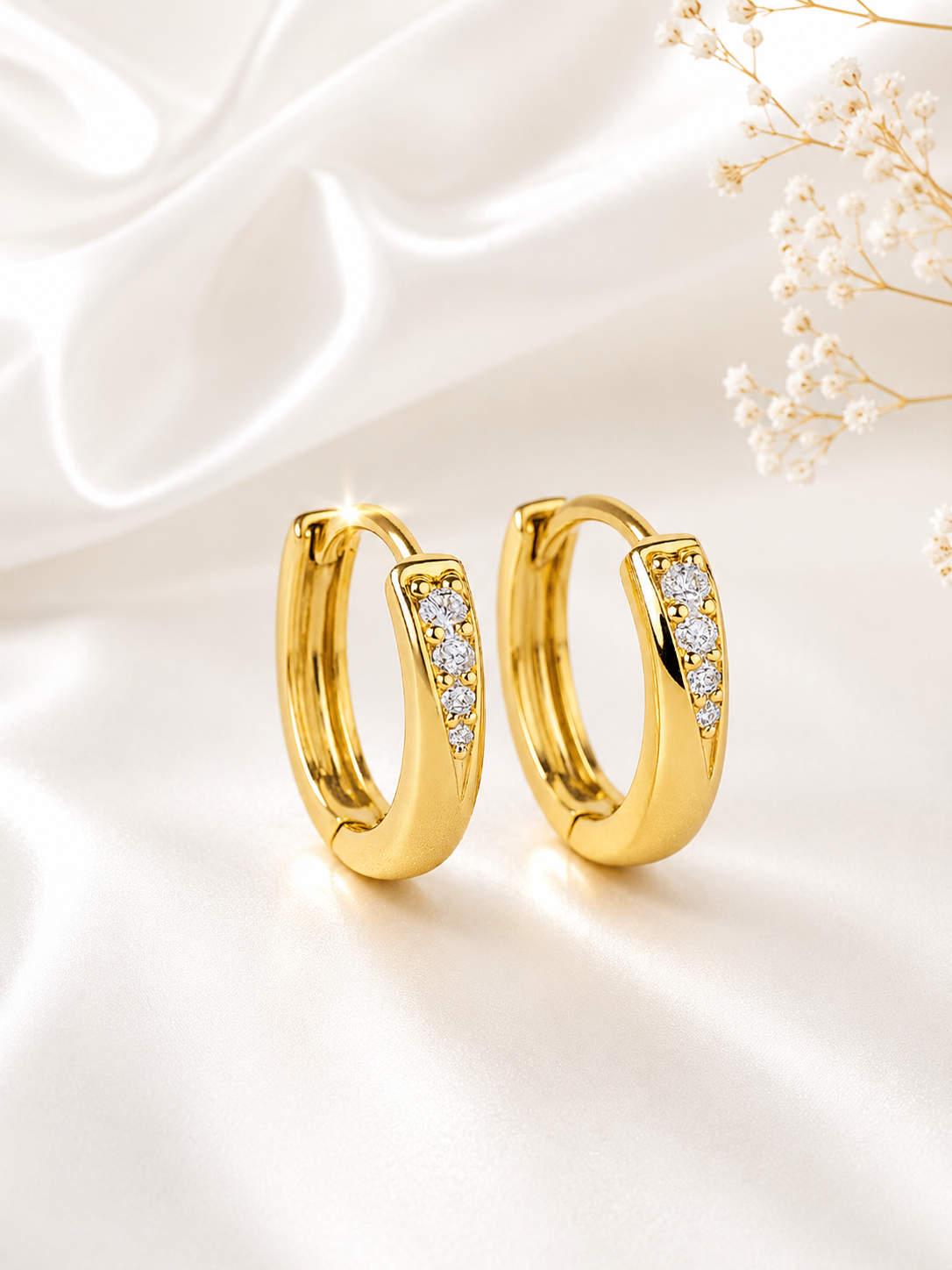 Aretes Aro Dorado con Detalle de Brillo