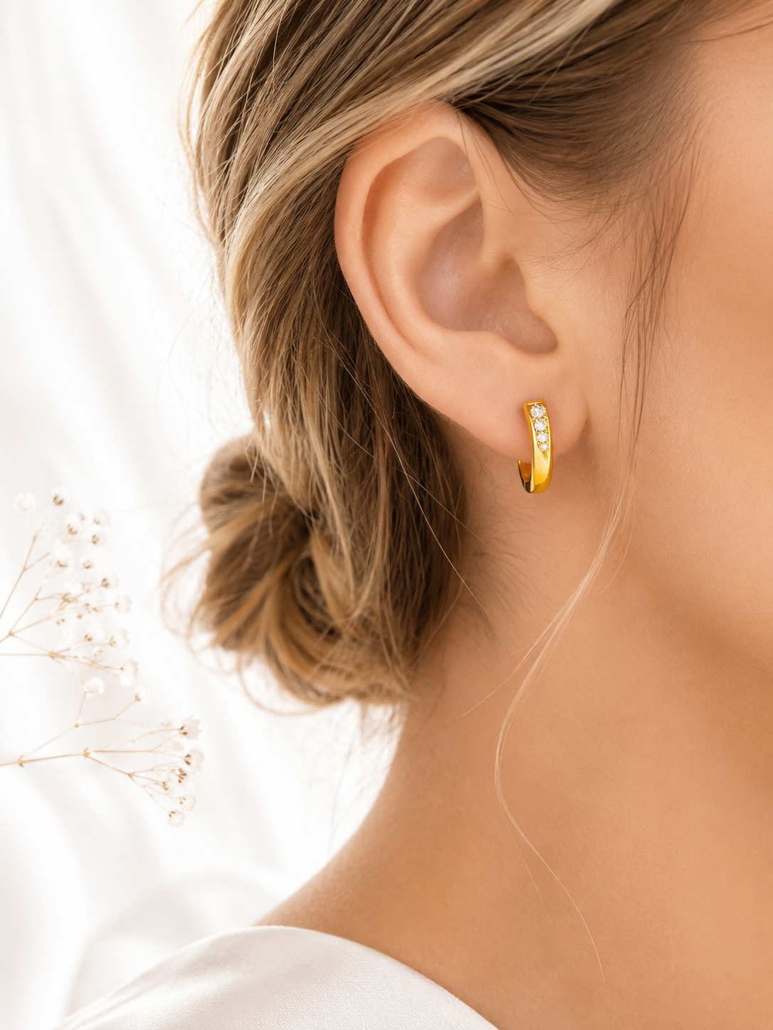 Aretes Aro Dorado con Detalle de Brillo