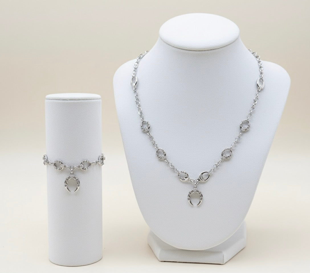 Set Elegancia Plateada con Detalles Circulares