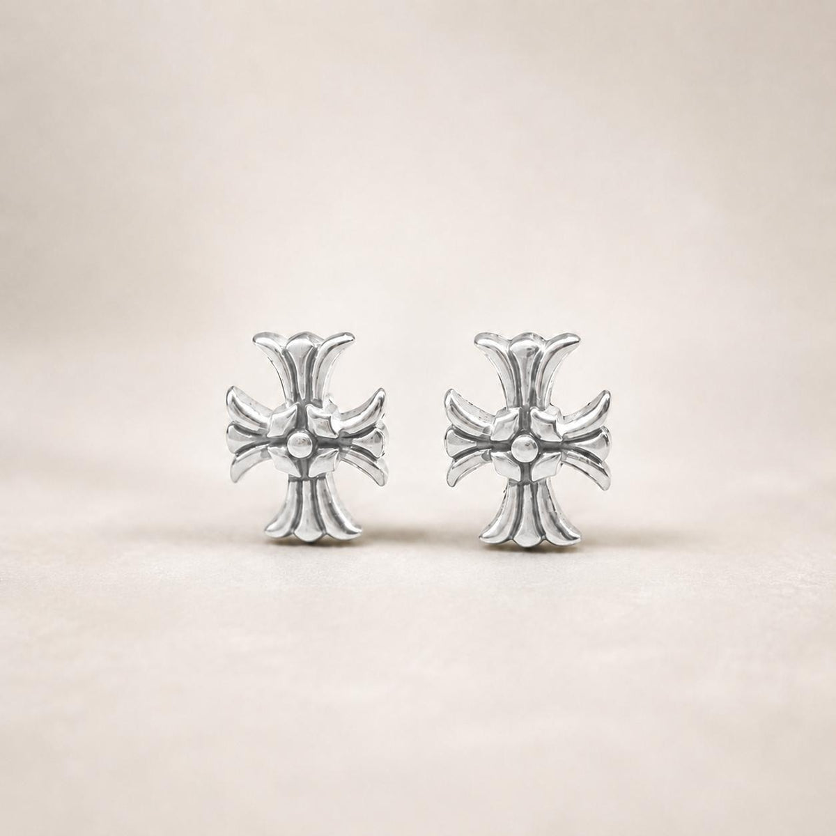 Aretes de  Crus Plateada diseño elegante
