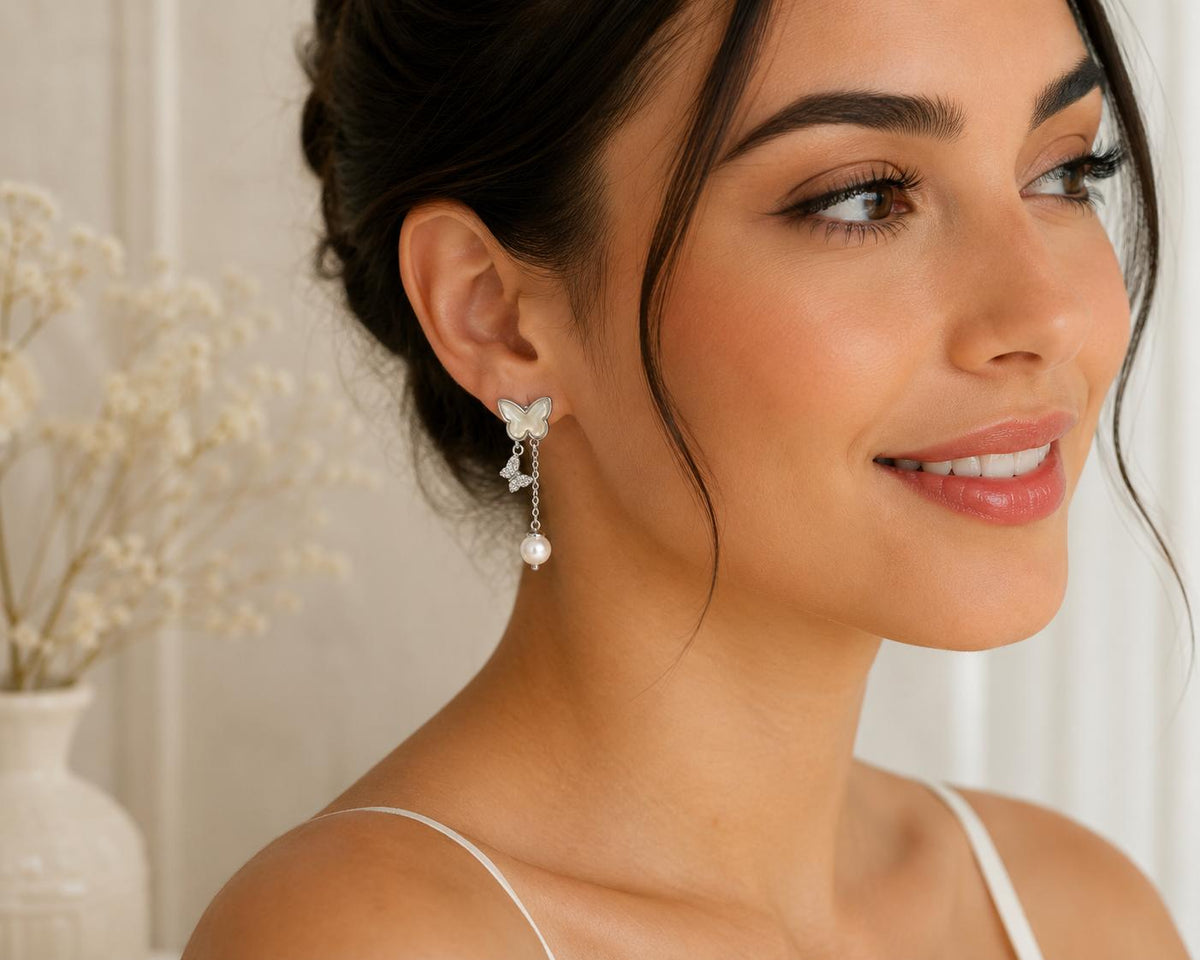 Aretes Mariposa con Perla y Circonias – Color Silver