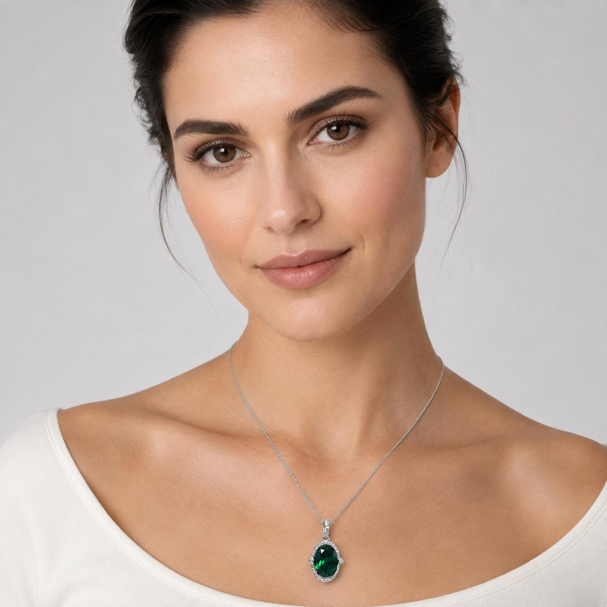Cadena con piedra verde
