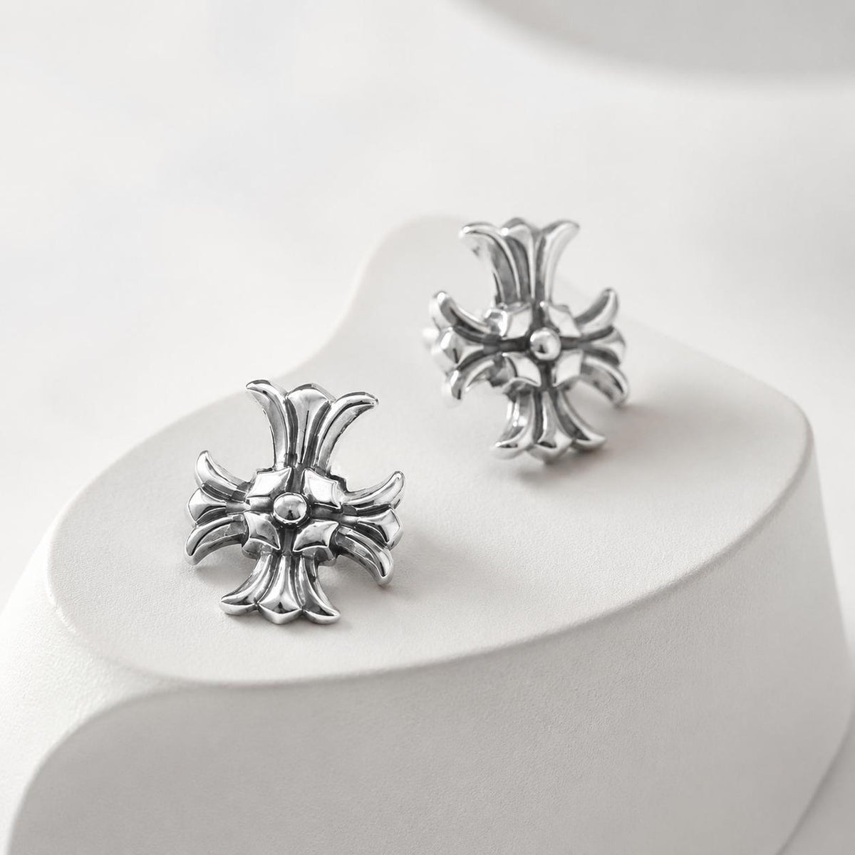 Aretes de  Crus Plateada diseño elegante